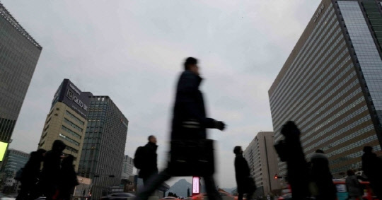 코로나19로 제조업종이 어려움을 겪으면서 고용도 점차 위축되는 것으로 조사됐다. 사진은 광화문 출근길 모습.  <연합뉴스 제공>